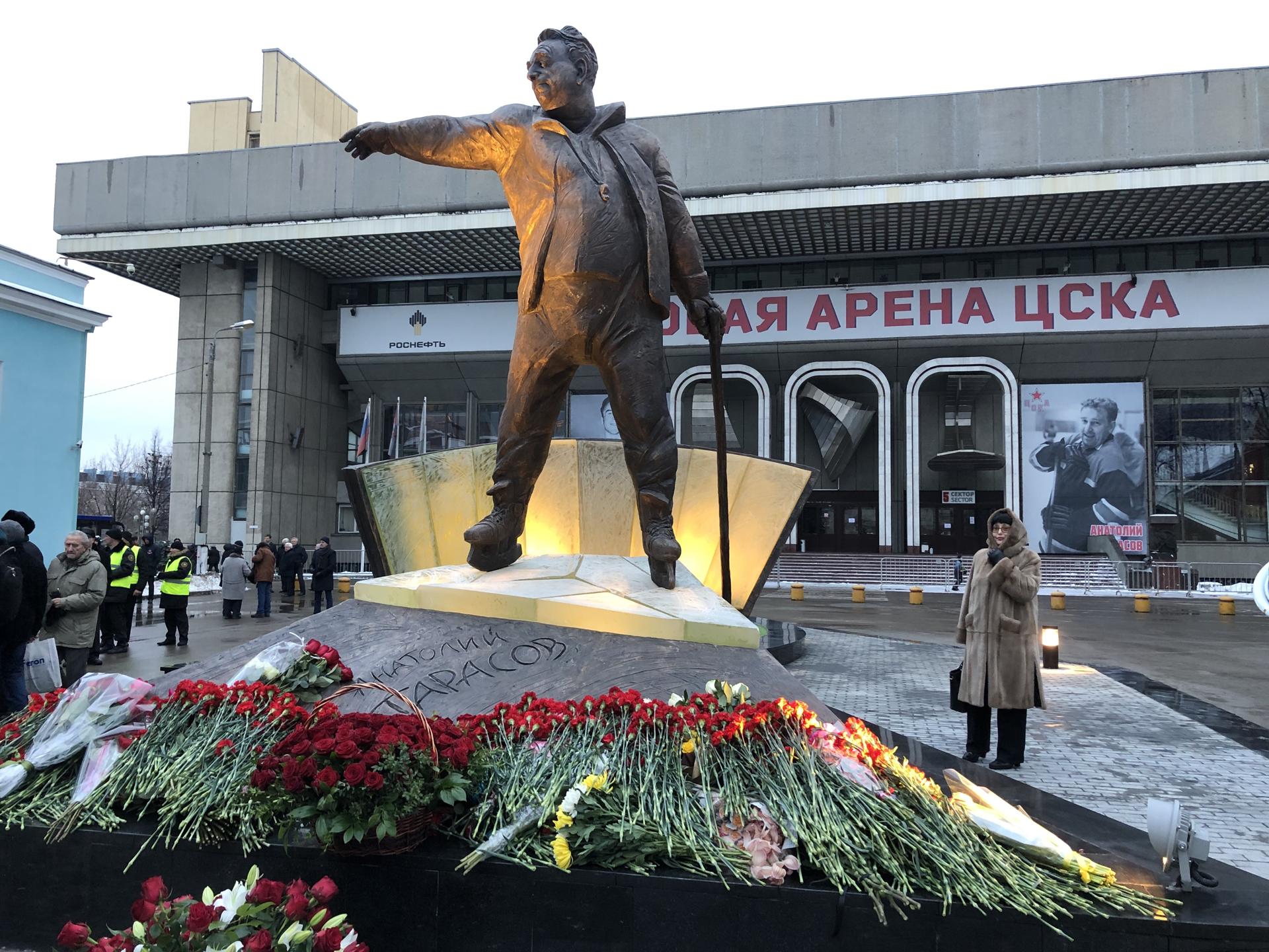 Памятник тренеру Тарасову открыли перед Ледовым дворцом спорта ЦСКА в  Москве | РИАМО