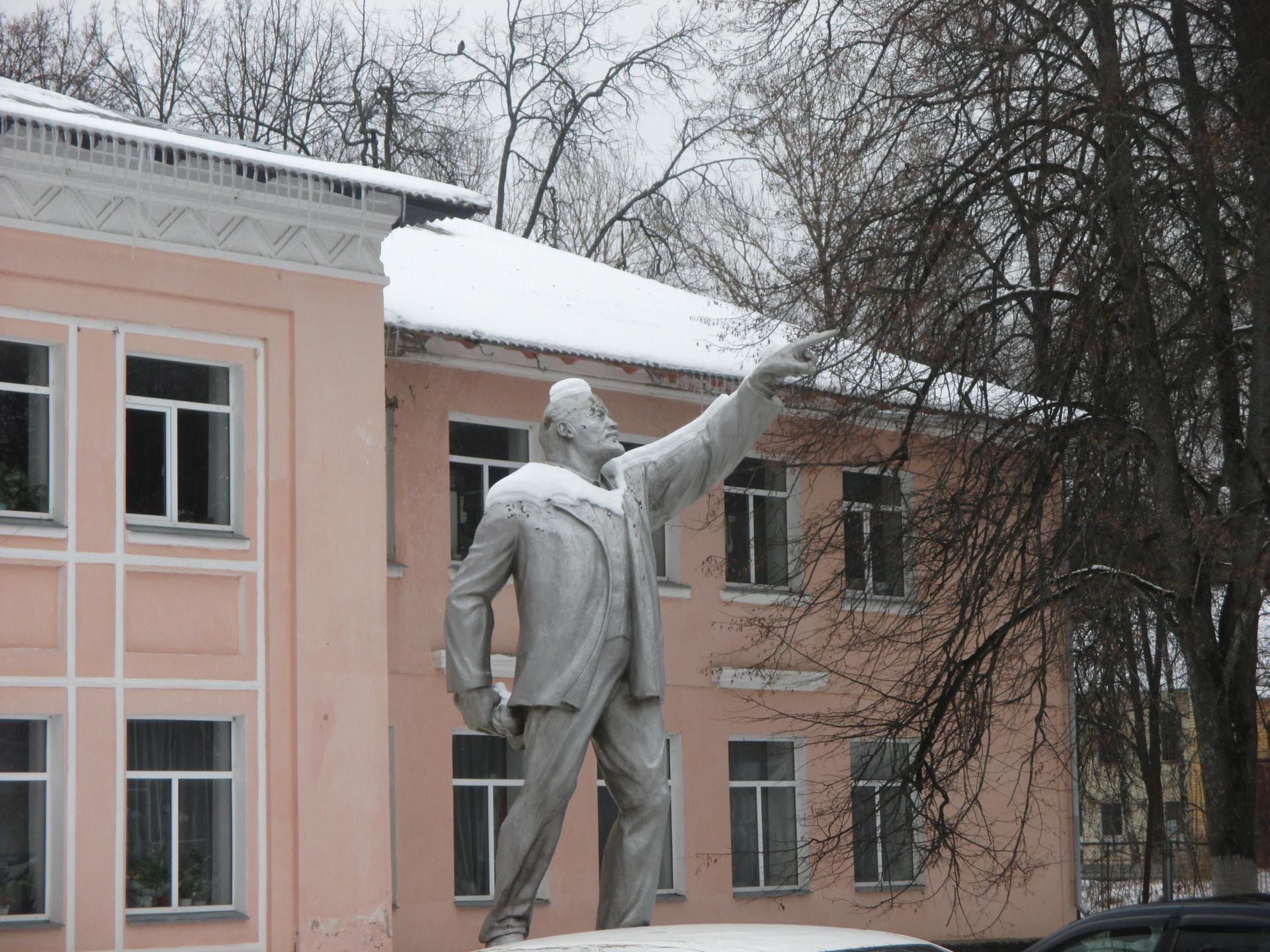 Жить в Новом Городке – кормить белок в лесу и смотреть на «Русских витязей»  с балкона | РИАМО | РИАМО