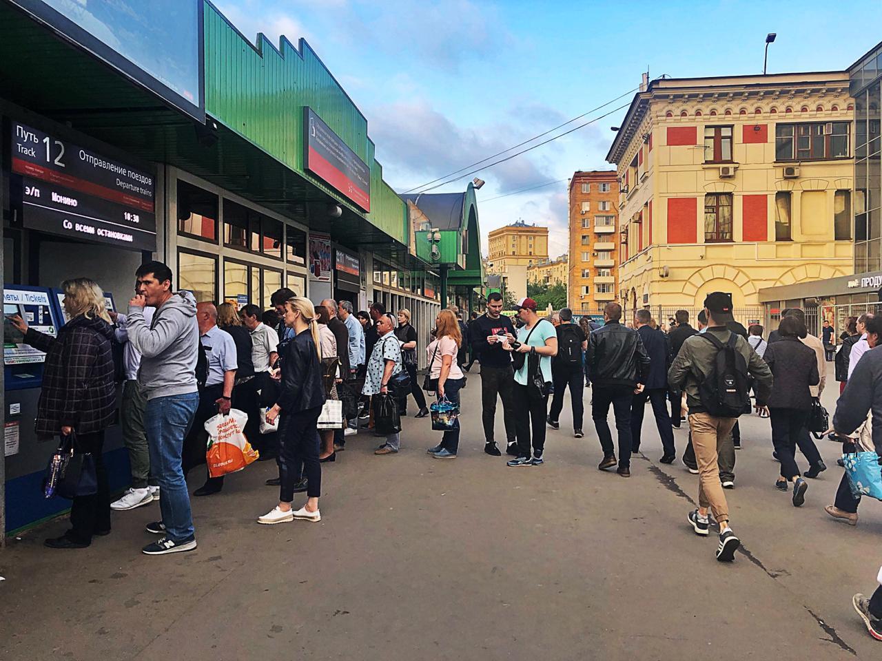 Фудкорт на вокзале, бомжи и двери нараспашку: пассажиры о Ярославском  направлении МЖД | РИАМО | РИАМО