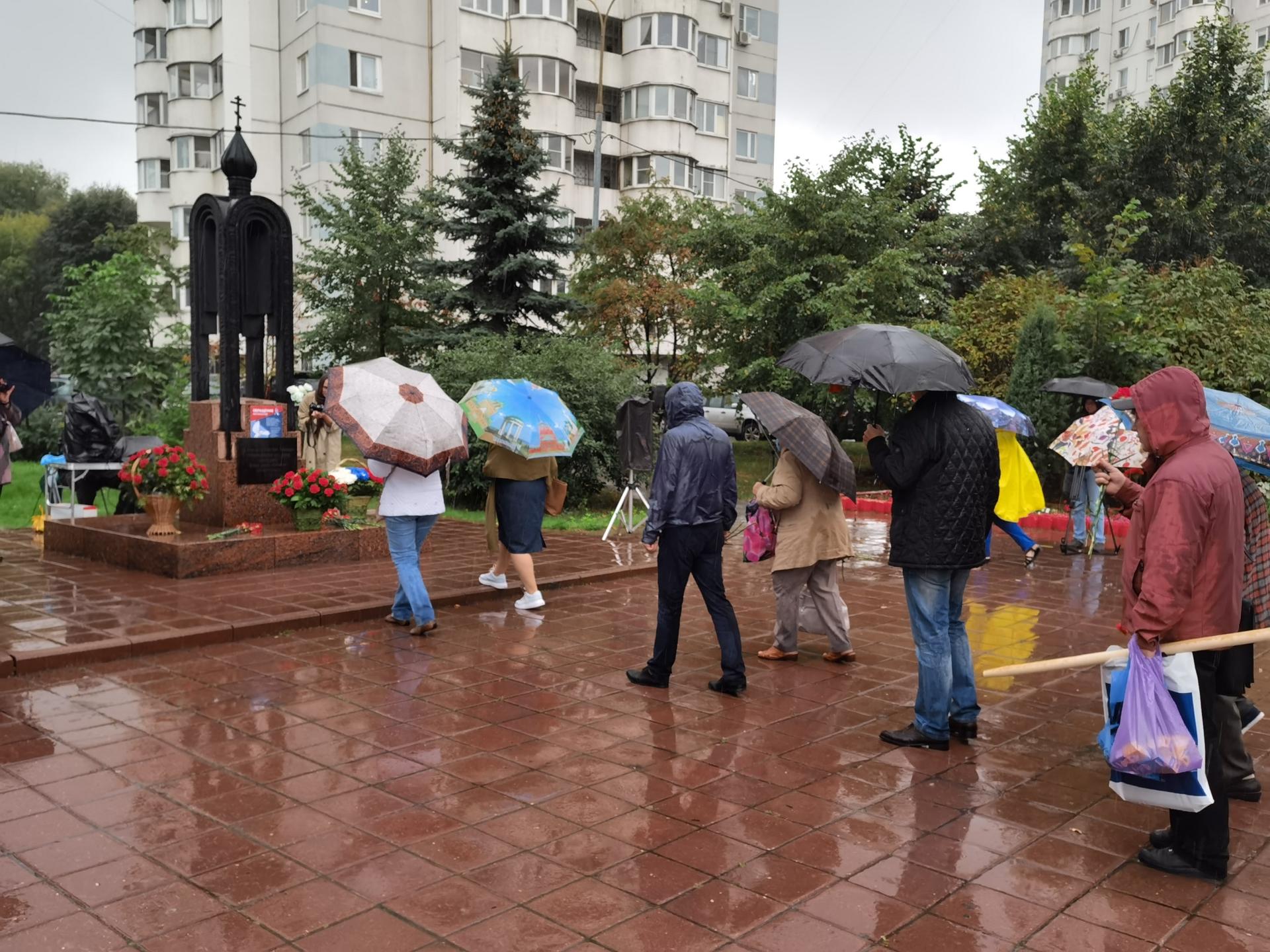 Москвичи почтили память жертв теракта на улице Гурьянова | РИАМО