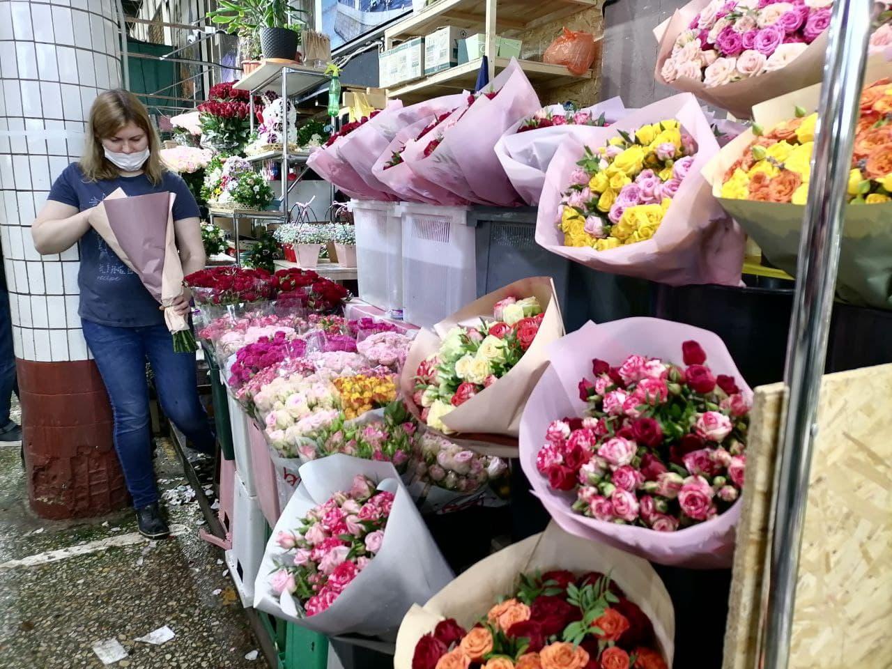 Отправляю фото цветов на согласование детям»: как москвичи покупают букеты  к 1 сентября | РИАМО