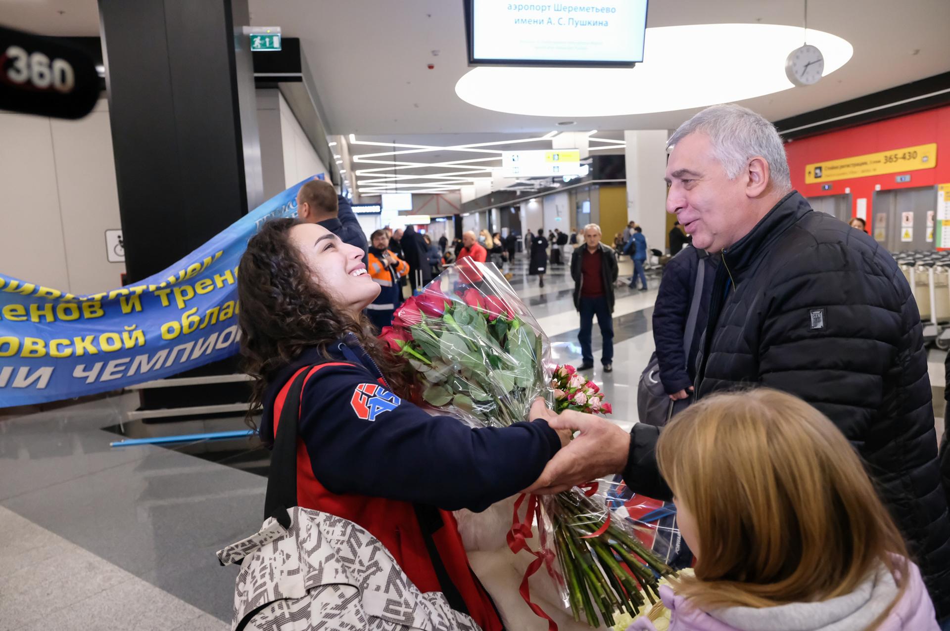 Чемпионку мира по самбо Карину Черевань встретили в аэропорту Шереметьево |  РИАМО