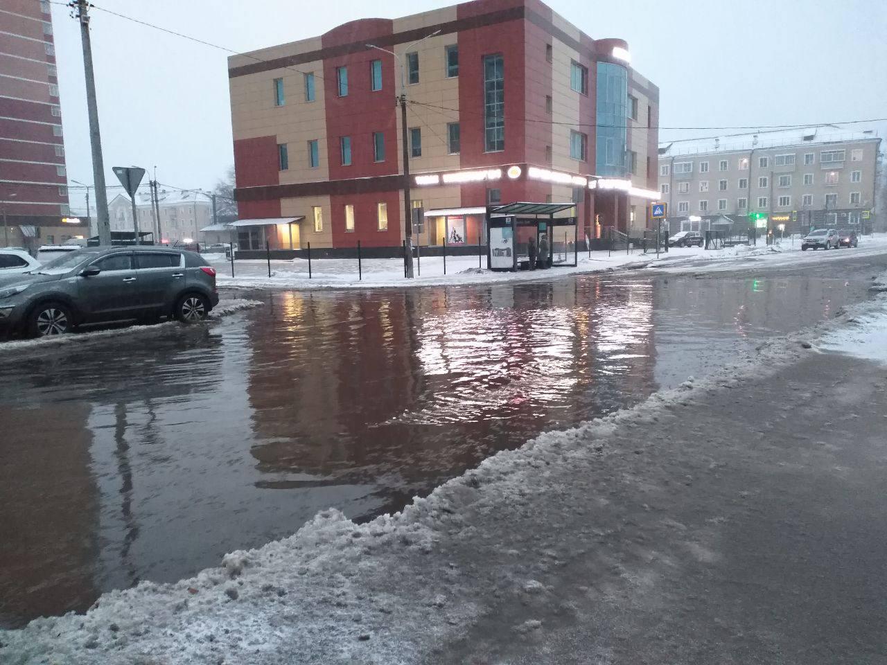 В Лосино‑Петровском прорвало трубу с холодной водой на Нагорной улице |  РИАМО