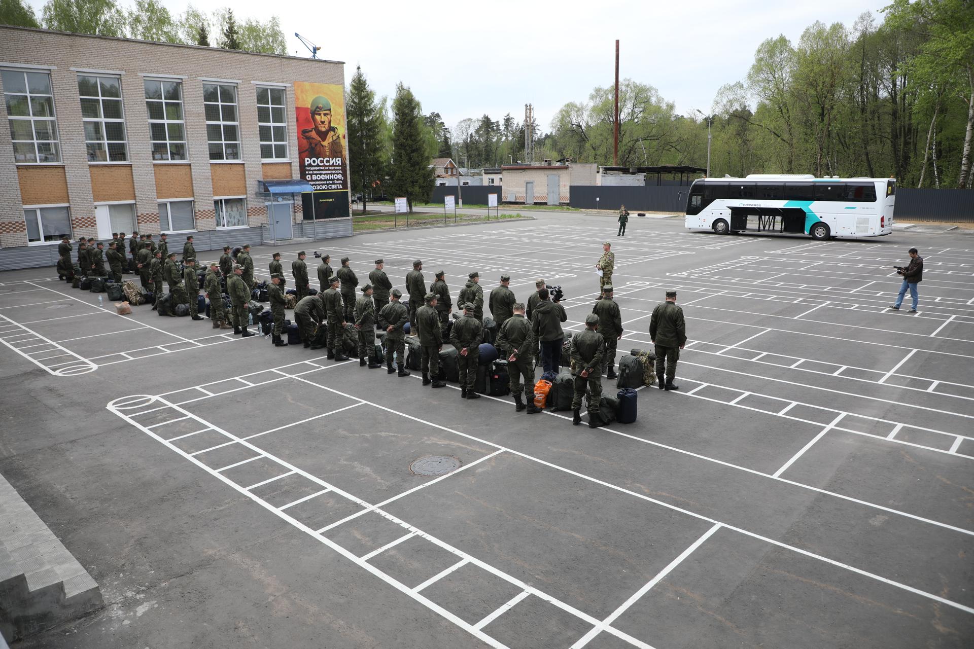 Один день в пункте отбора контрактников в Балашихе: как проходит прием,  подготовка и отправка бойцов | РИАМО | РИАМО