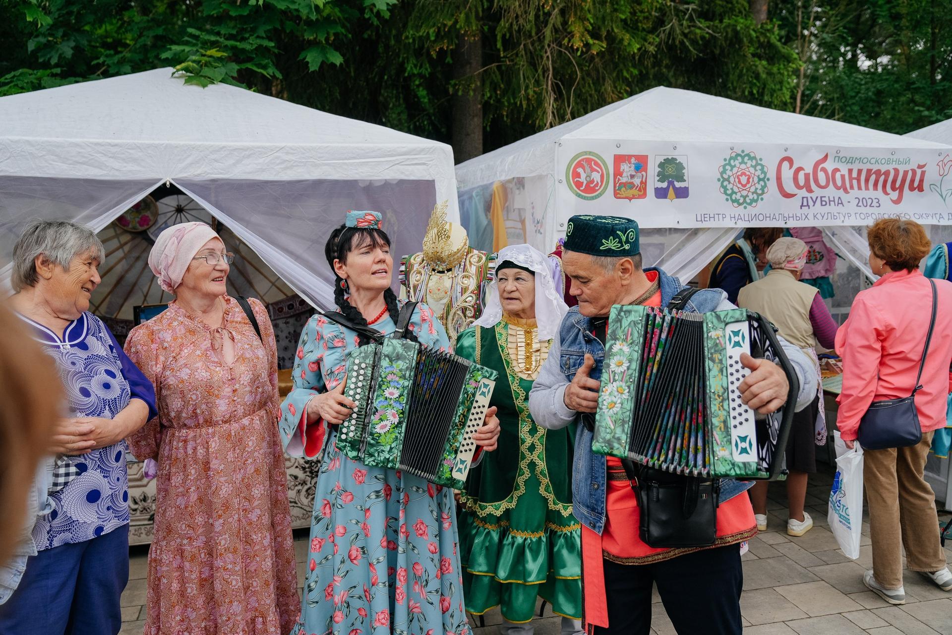 Тонна чак‑чака, борьба на поясах и робот‑собака: как прошел Сабантуй в  Дубне | РИАМО