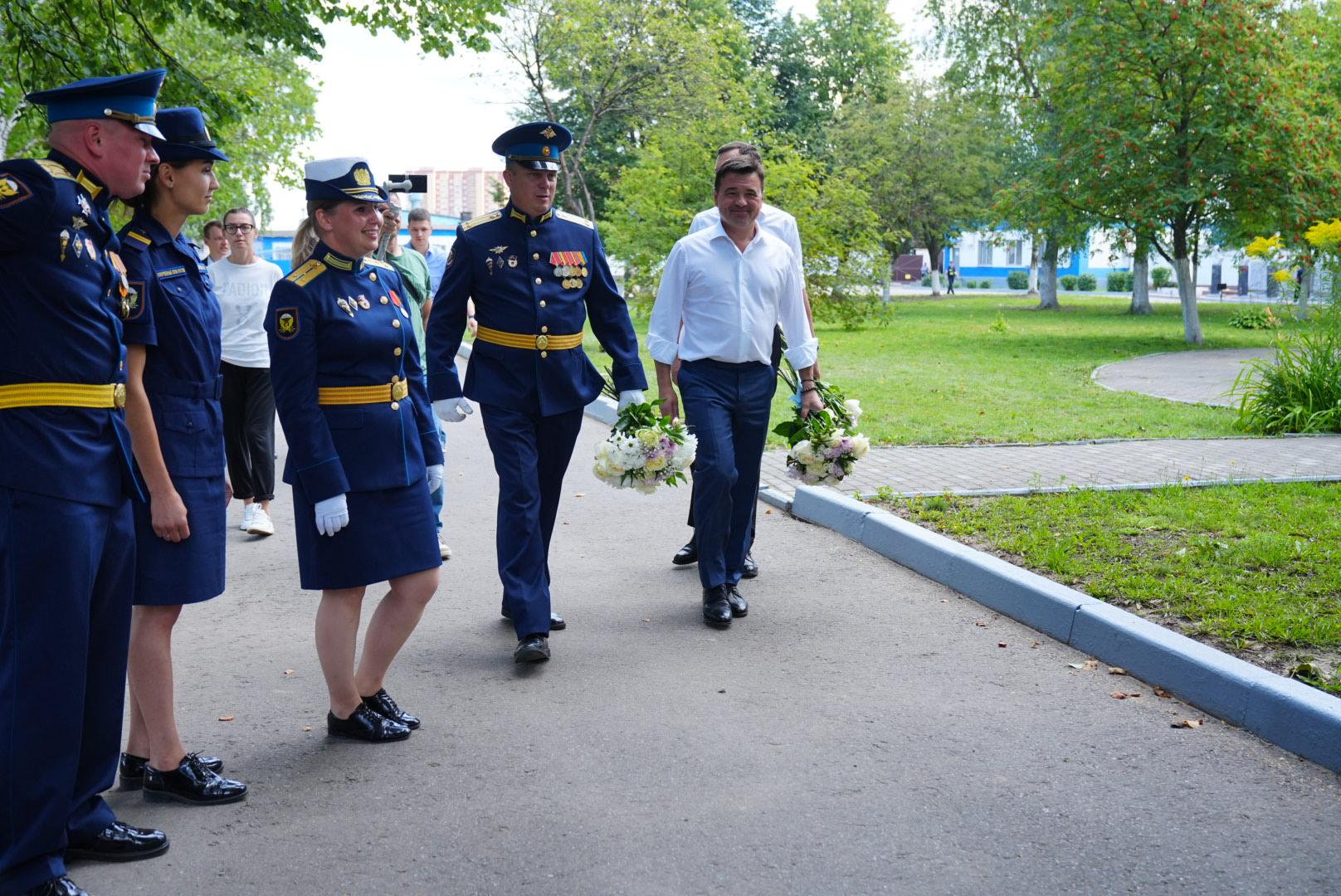 Губернатор Подмосковья поздравил отдельную гвардейскую бригаду управления с  Днем ВДВ | РИАМО